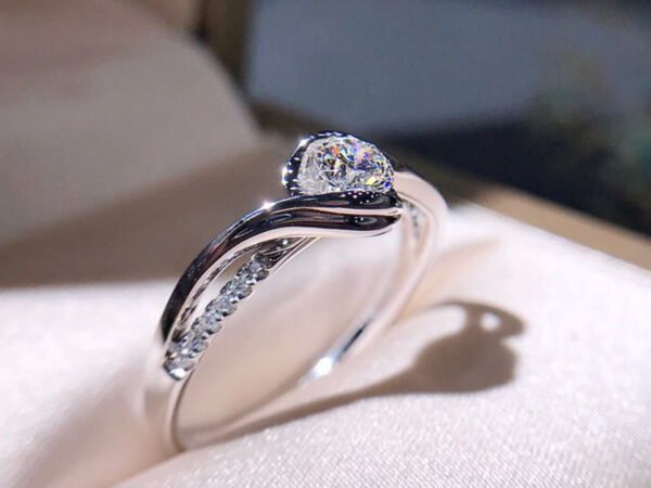 Creative Twisted Arm Eight Heart Eight Arrow Zircon Ring for Women's Engagement Ring